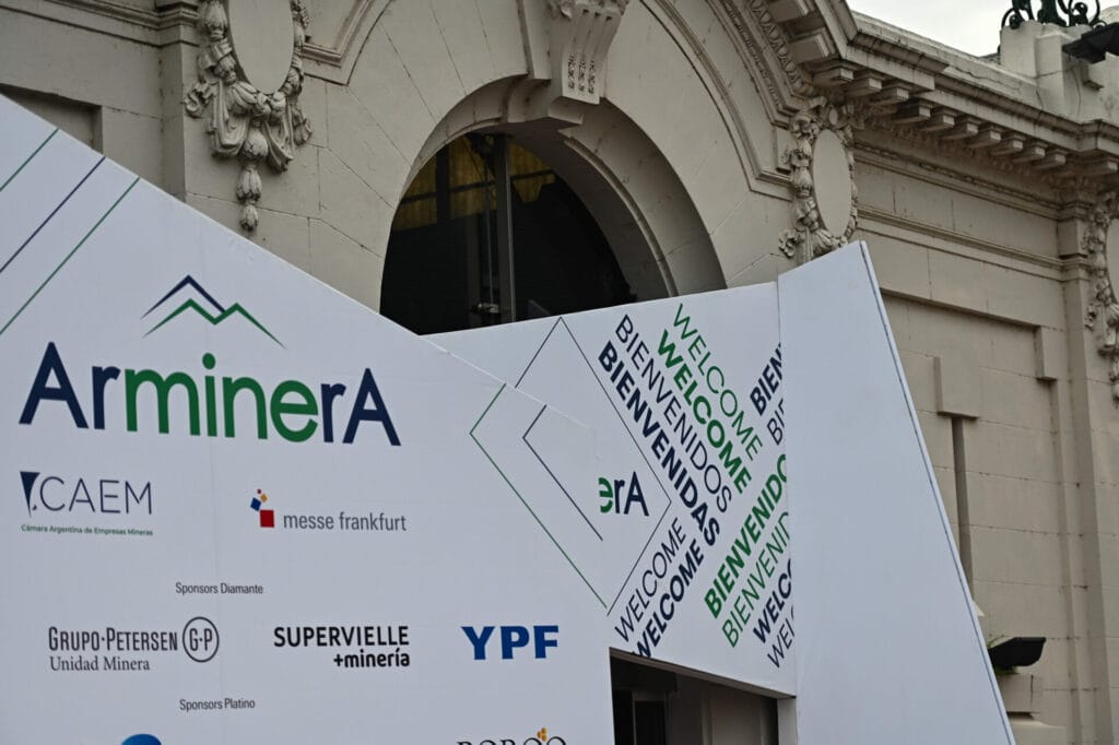 ARJA en Arminera 2025: presencia estratégica, soluciones técnicas y nuevas oportunidades en Sudamérica 6 Arminera carteleria azafatas 0002 ARJA en Arminera 2025: presencia estratégica, soluciones técnicas y nuevas oportunidades en Sudamérica